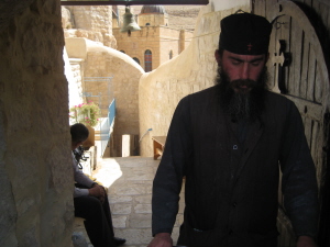 Монах у входа в 
мужской монастырь преподобного Саввы